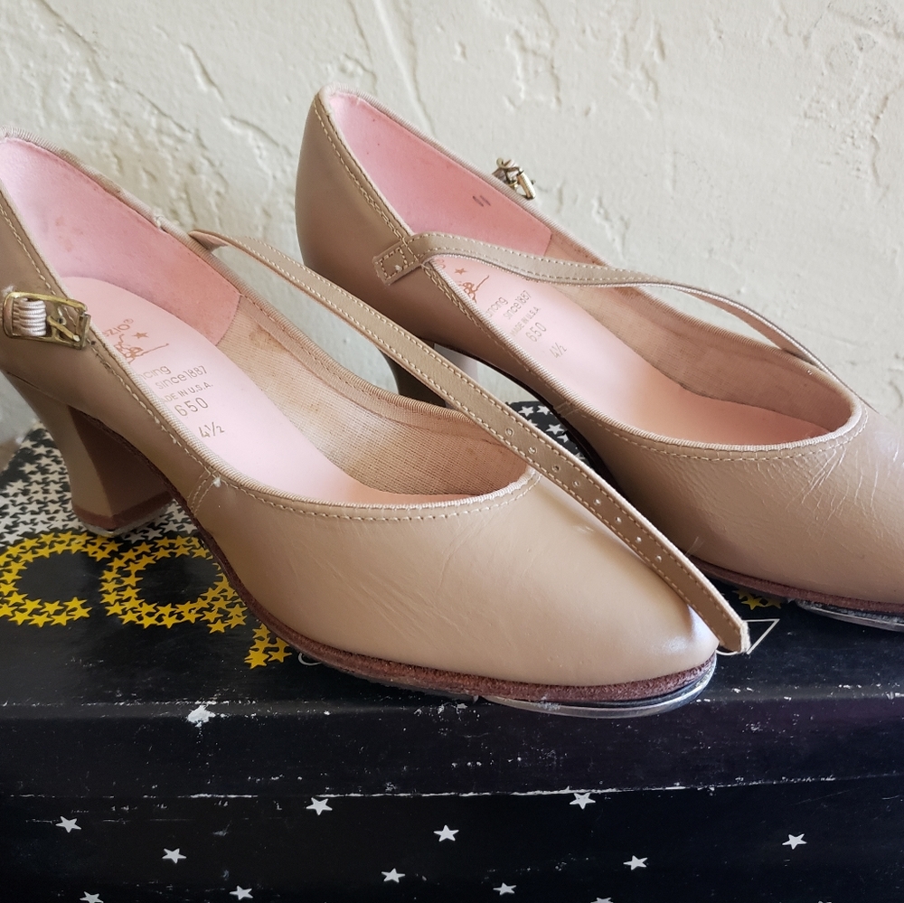New w box vintage Capezio, dancing since 1887, model 650, size 4.5 tan tap shoes